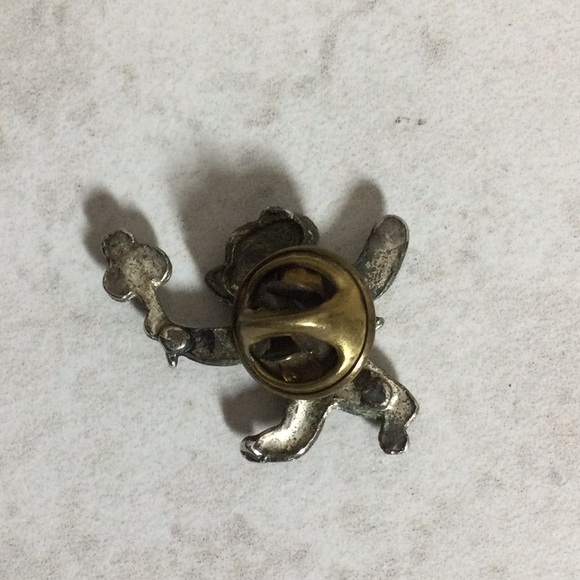 Pewter teddy bear holding shamrock pin - Picture 6 of 7